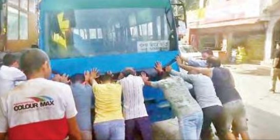 एचआरटीसी की बस धरवाला बाजार में खराब, लगा लंबा जाम