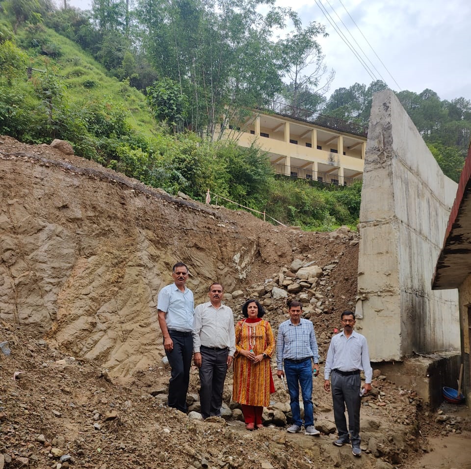 समग्र शिक्षा शिमला की ओर से बाढ़ प्रभावित स्कूलों के निरीक्षण के लिये गठित टीम ने धर्मपुर ब्लॉक का किया दौरा 