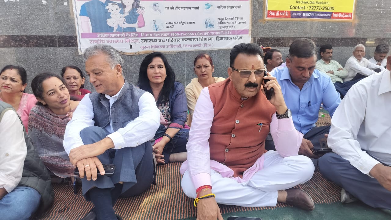 नेरचौक में भाजपा विधायक इंद्र सिंह गांधी का धरना, अटल मेडिकल यून...