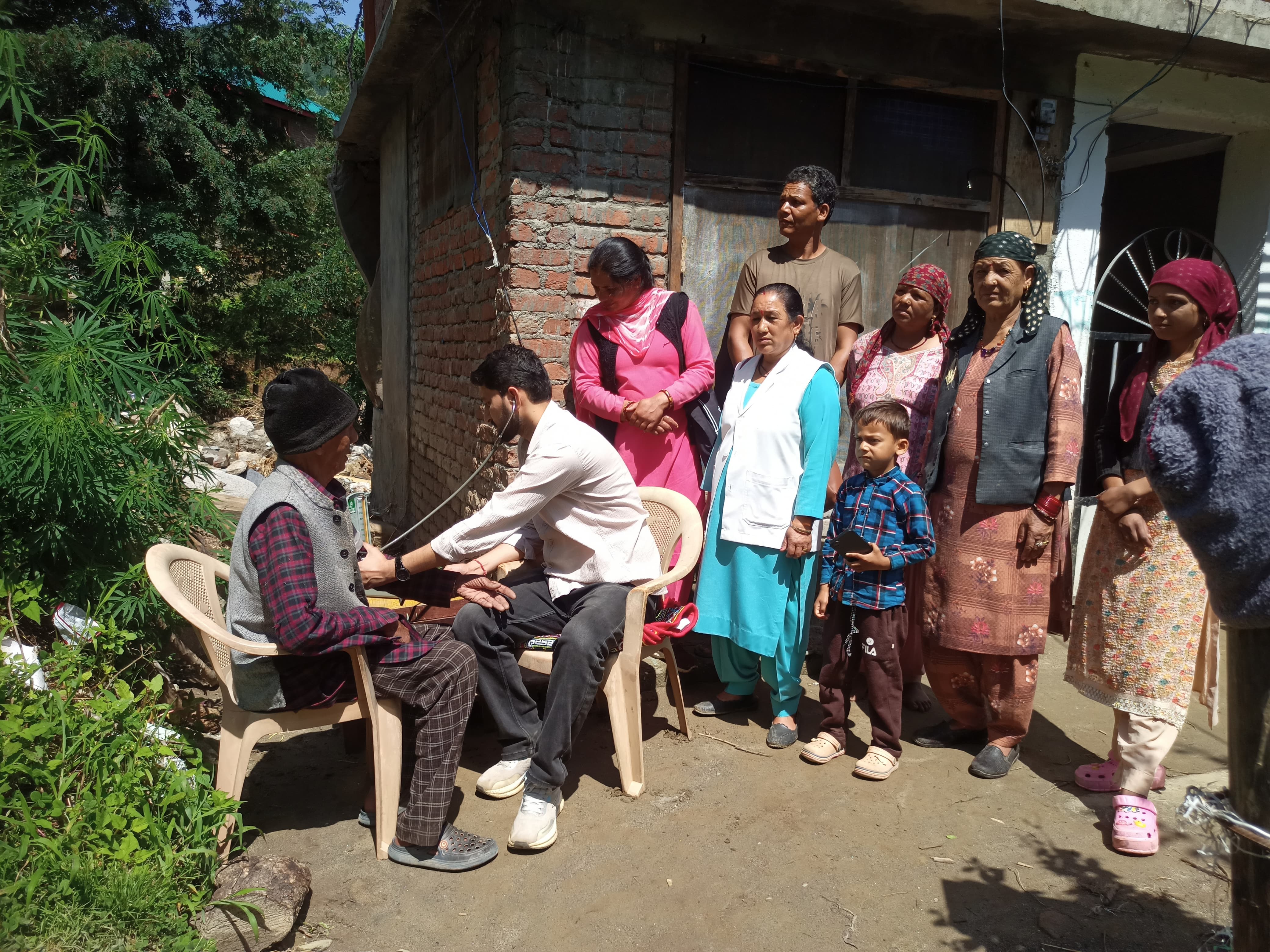 स्वास्थ्य विभाग की टीम ने टिपरा गांव में की लोगों के स्वास्थ्य की जांच