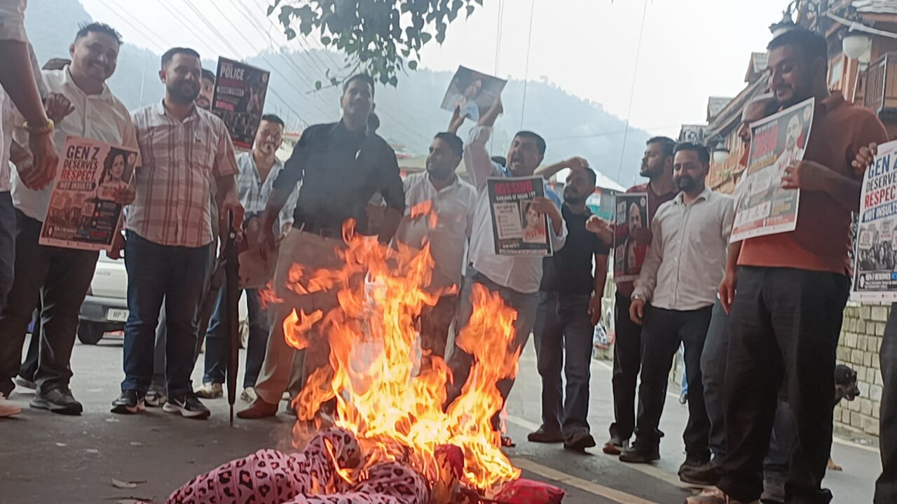 युवाओं और छात्रों के खिलाफ गई टिप्पणी के विरोध में युवा कांग्रेस ने फूंका कंगना का पुतला