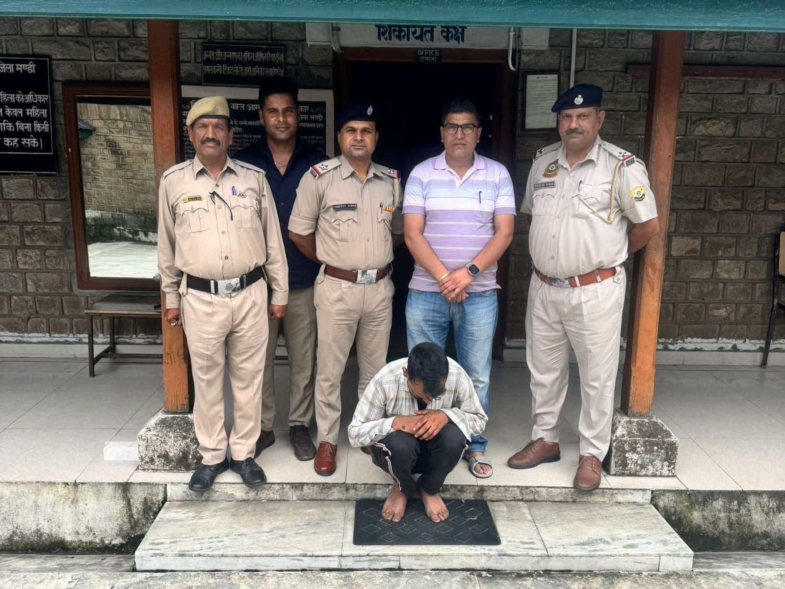 91 वर्षीय बुज़ुर्ग से पर्स छीनने वाला आरोपी चढ़ा पुलिस के हत्थे