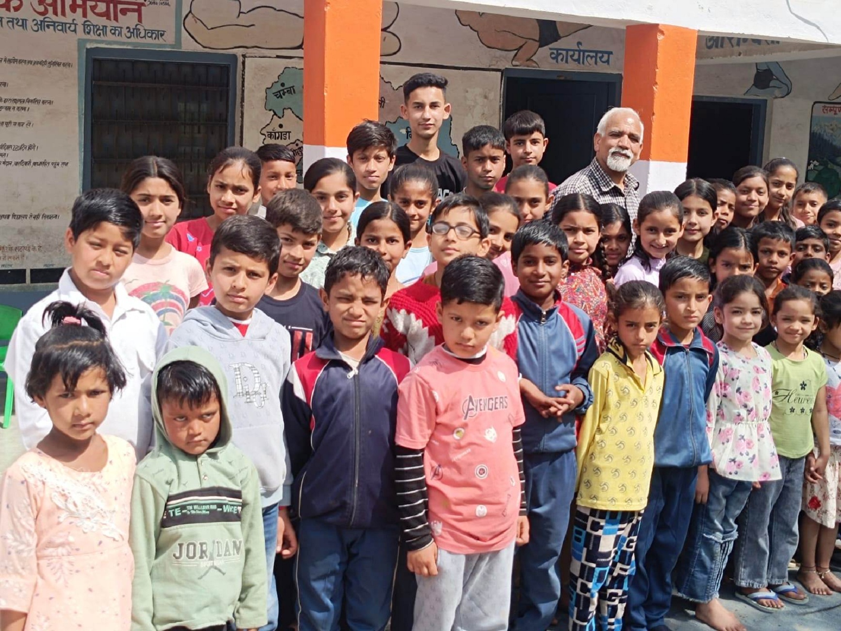 कैंप में स्कूली बच्चों को कविता लेखन का तरीका बताया