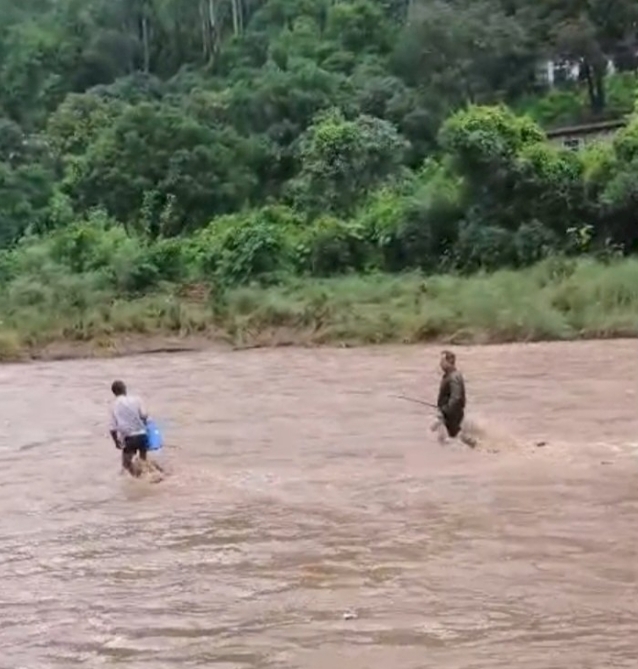 आजादी के 75 साल बाद भी मारकंडा नदी जान जोखिम में डालकर पार करनी...