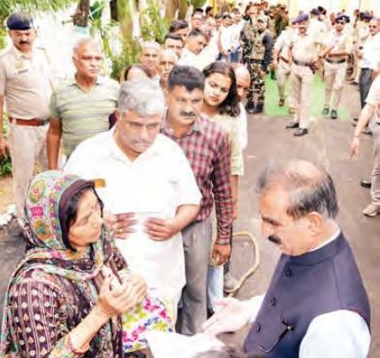 मुख्यमंत्री ने अपने विधानसभा क्षेत्र में निपटाईं ज नसमस्या