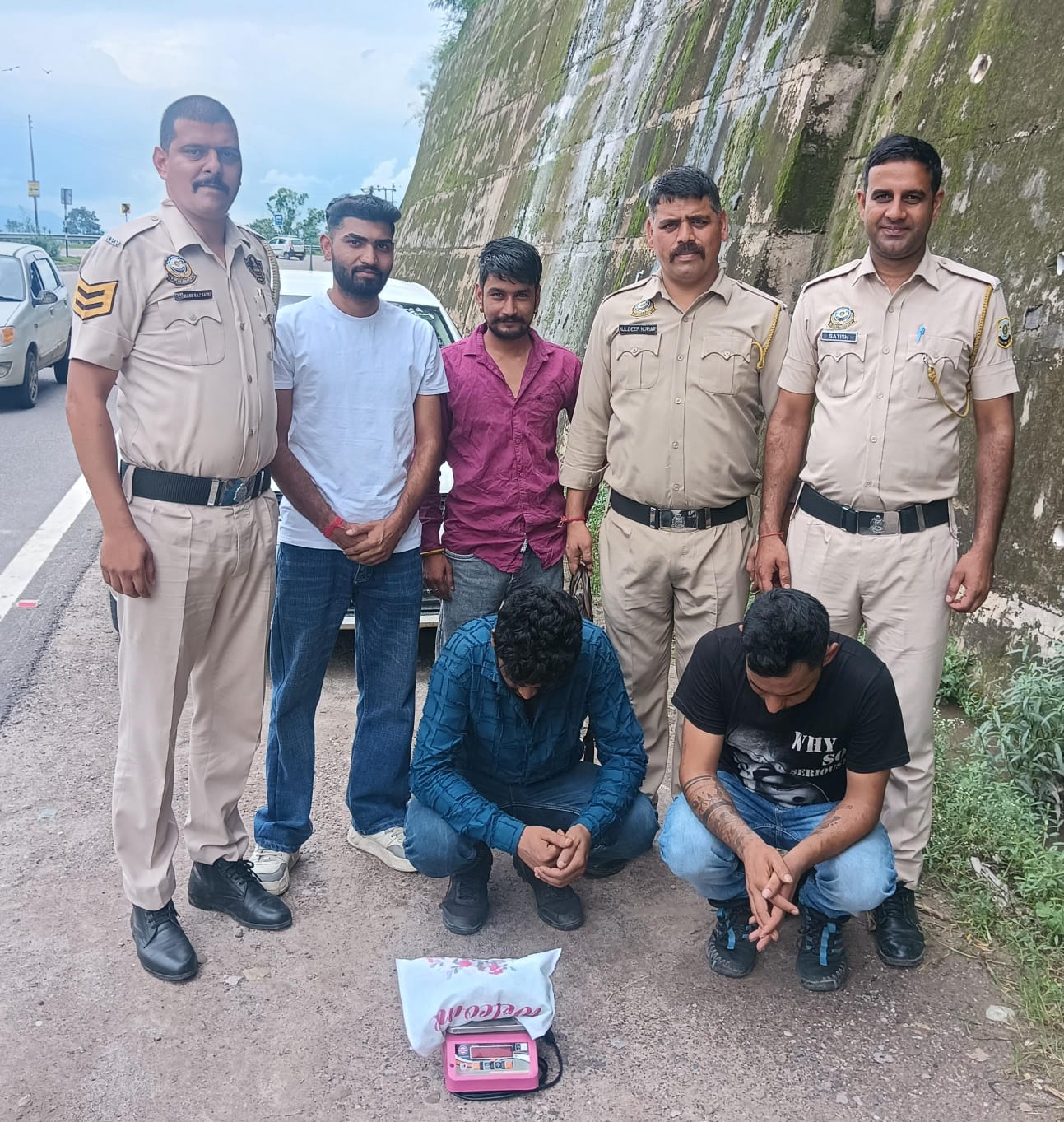 350 ग्राम चरस के साथ दो आरोपी गिरफ्तार