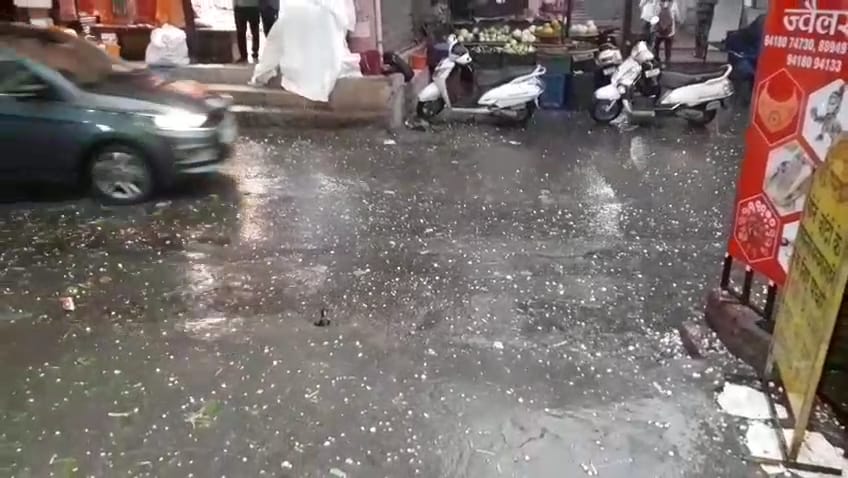 झमाझम बारिश और ओलावृष्टि से जोगिंद्रनगर में गर्मी से राहत, बाजार में लोगों ने पहने हेलमेट