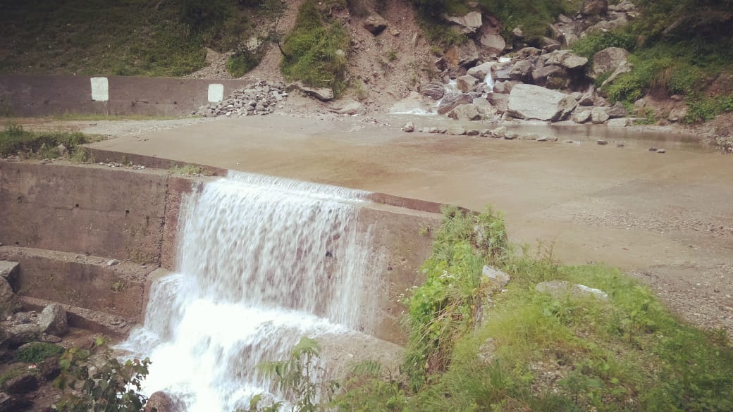 नाग नाला में पुल के अभाव से खलैहल पंचायत के लोगों की जान जोखिम में