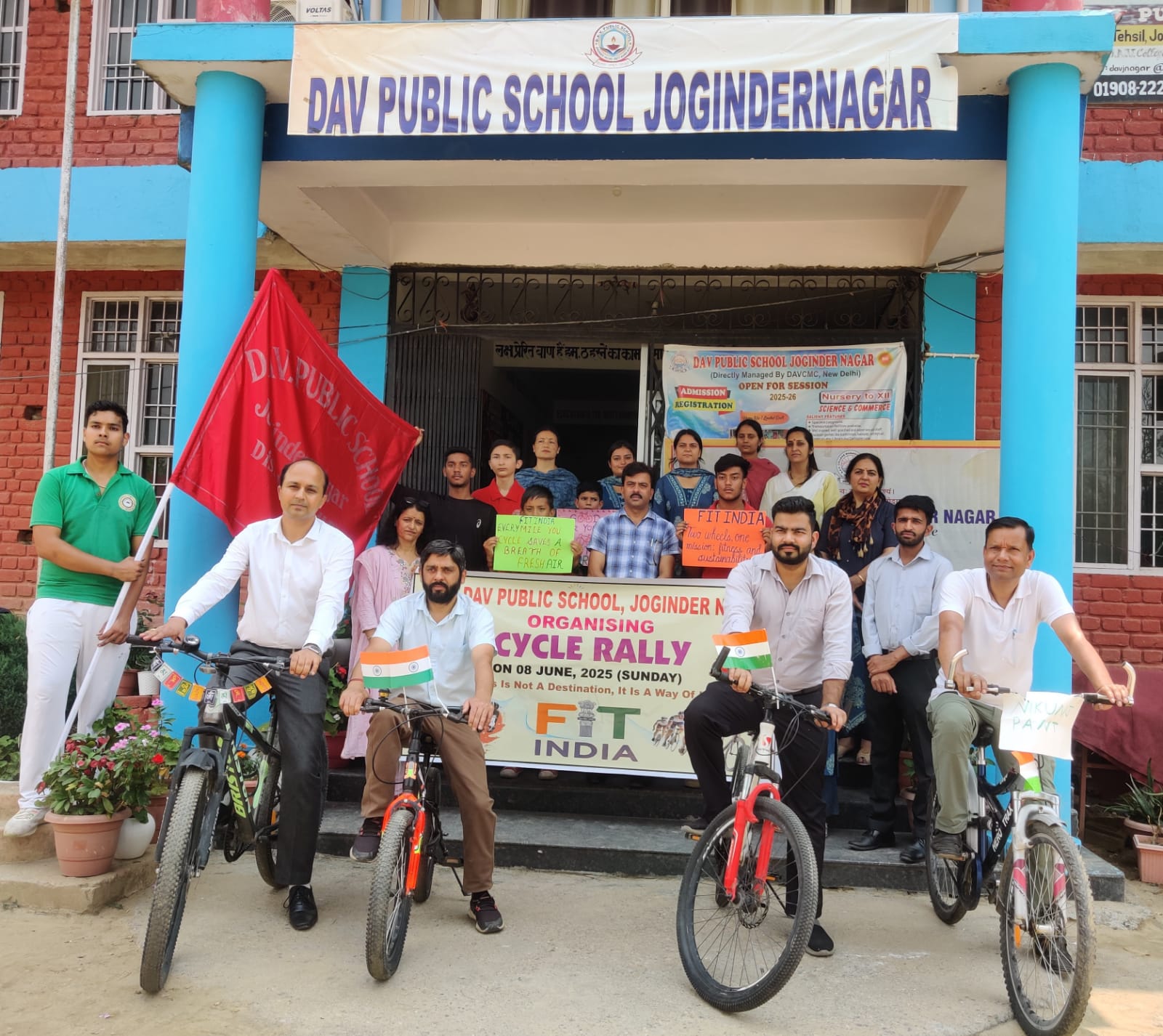 डीएवी पब्लिक स्कूल जोगिंद्रनगर में निकली भव्य साइकिल रैली, ‘फिट इंडिया’ अभियान के साथ देशभक्ति का मिला संदेश