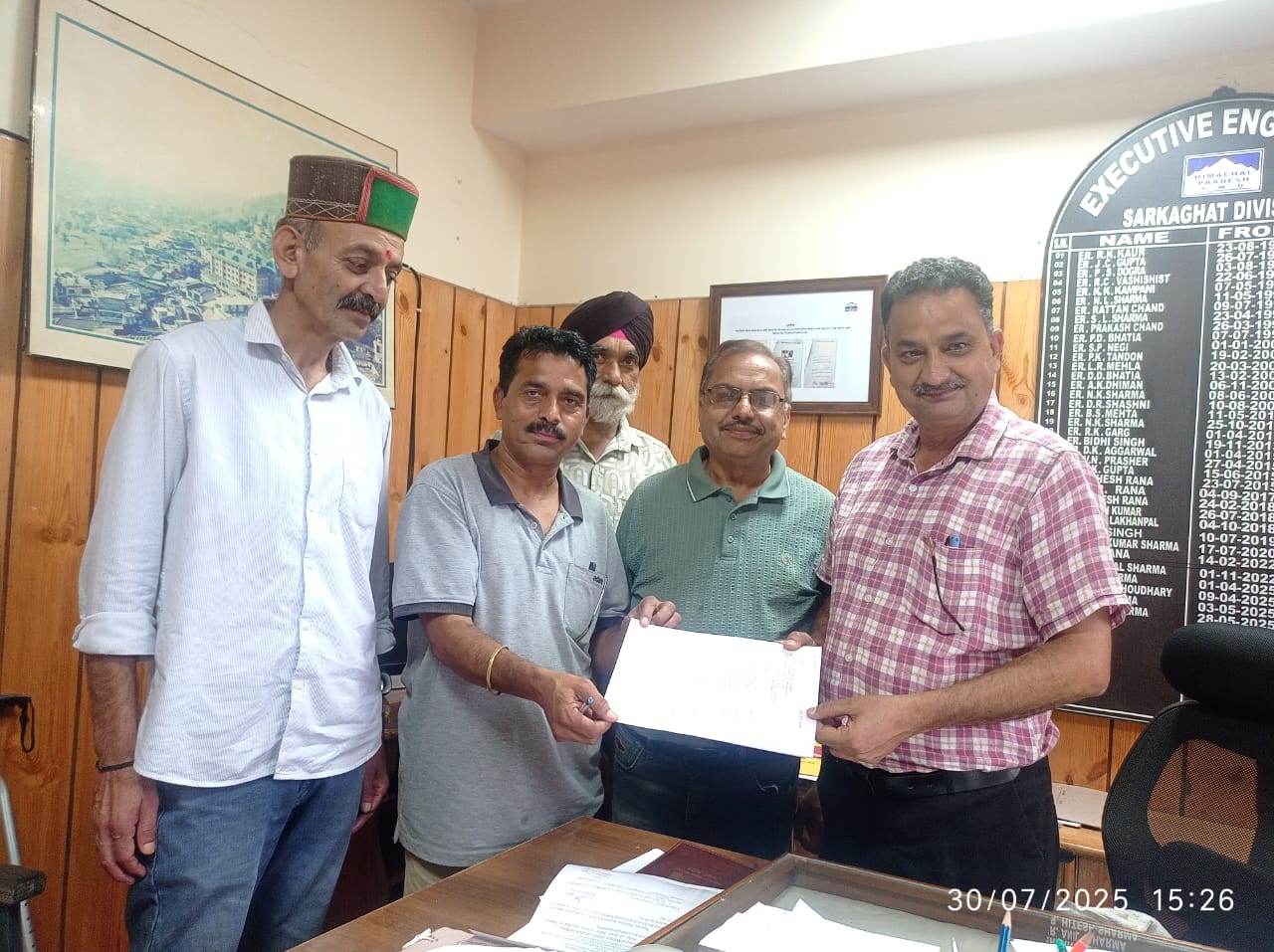 सरकाघाट से चोलथरा पपलोग सड़क पर डंगे लगाने को लेकर एसडीएम और एक्सियन को सौंपा ज्ञापन