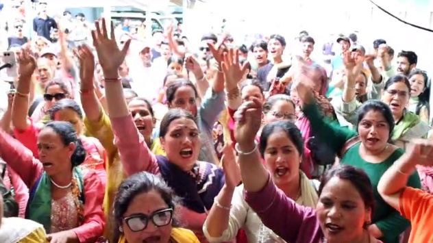 भुंतर-मणिकर्ण सड़क की बदहाली पर फूटा ग्रामीणों का गुस्सा, SDM ऑफ...