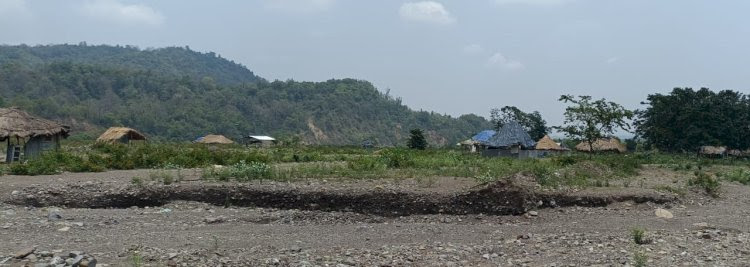 शुंकर खड्ड के बीच में बसाए गए दर्जनो परिवार कभी भी बाढ़ का शिकार बन सकते हैं