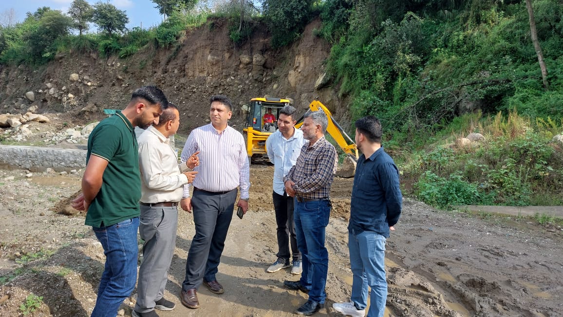 एसडीएम ने किया करसोग बाईपास सड़क मार्ग का निरीक्षण, बहाली कार्य में तेजी लाने के दिए निर्देश 