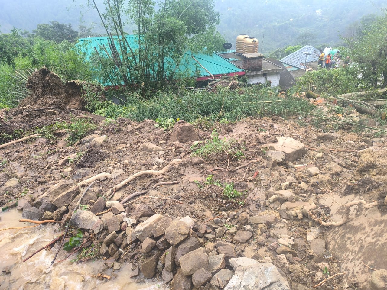 दो परिवारों पर टुटा दुखों का पहाड़  जमीन घर तबाह होने के कगार पर