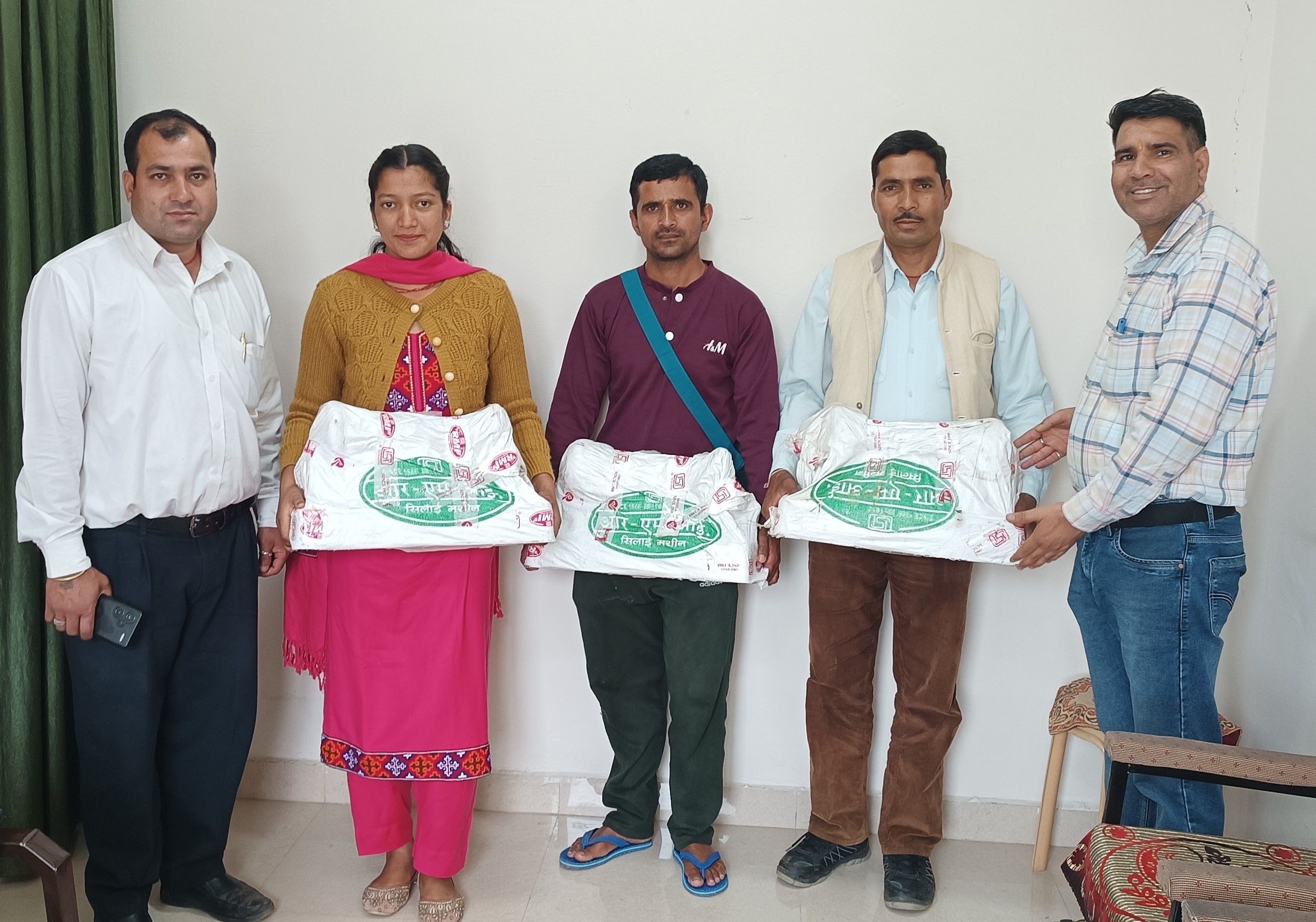 अनुवर्ती कार्यक्रम के तहत पात्र युवतियों को बांटी सिलाई मशीनें, स्वरोजगार से आत्मनिर्भरता की दिखाई राह