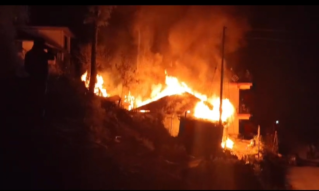 सिरमौर के पझौता में भीषण अग्निकांड, रात को परिवार ने भागकर बचाई...