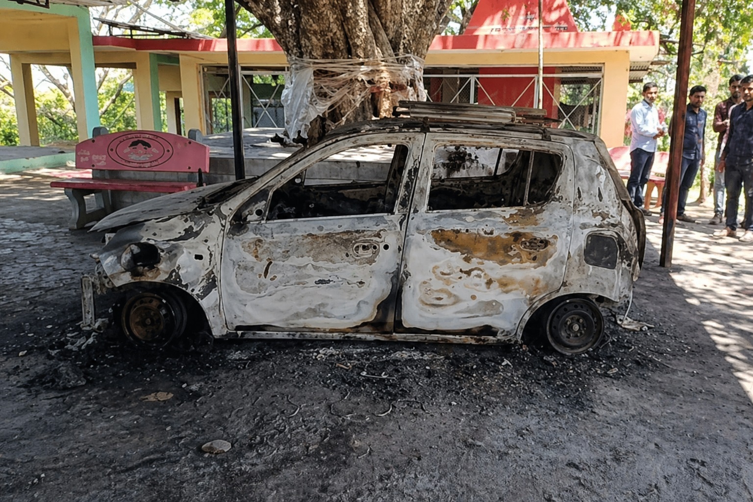 हमीरपुर में खड़ी टैक्सी बनी आग का गोला, लाखों का नुकसान