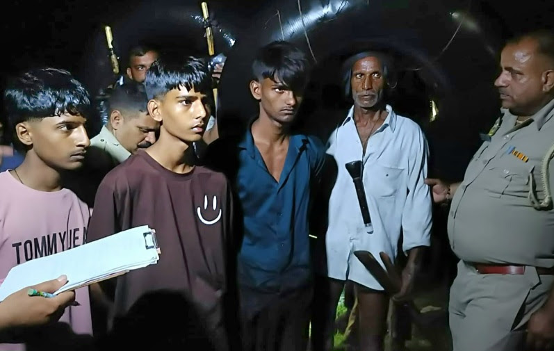 यमुना नदी म फंसे तीन किशोरों को सुरक्षित बचाया