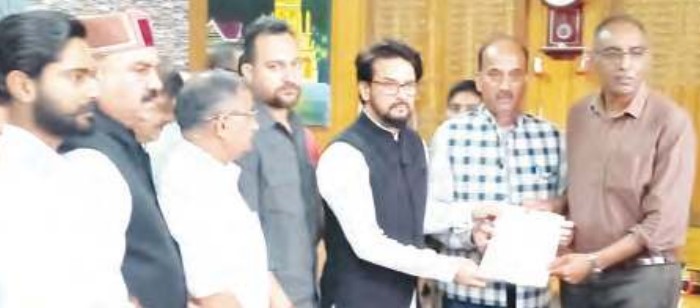 पूर्व केंद्रीय मंत्री अनुराग ठाकुर व भाजपा नेताओं ने उपायुक्त के...