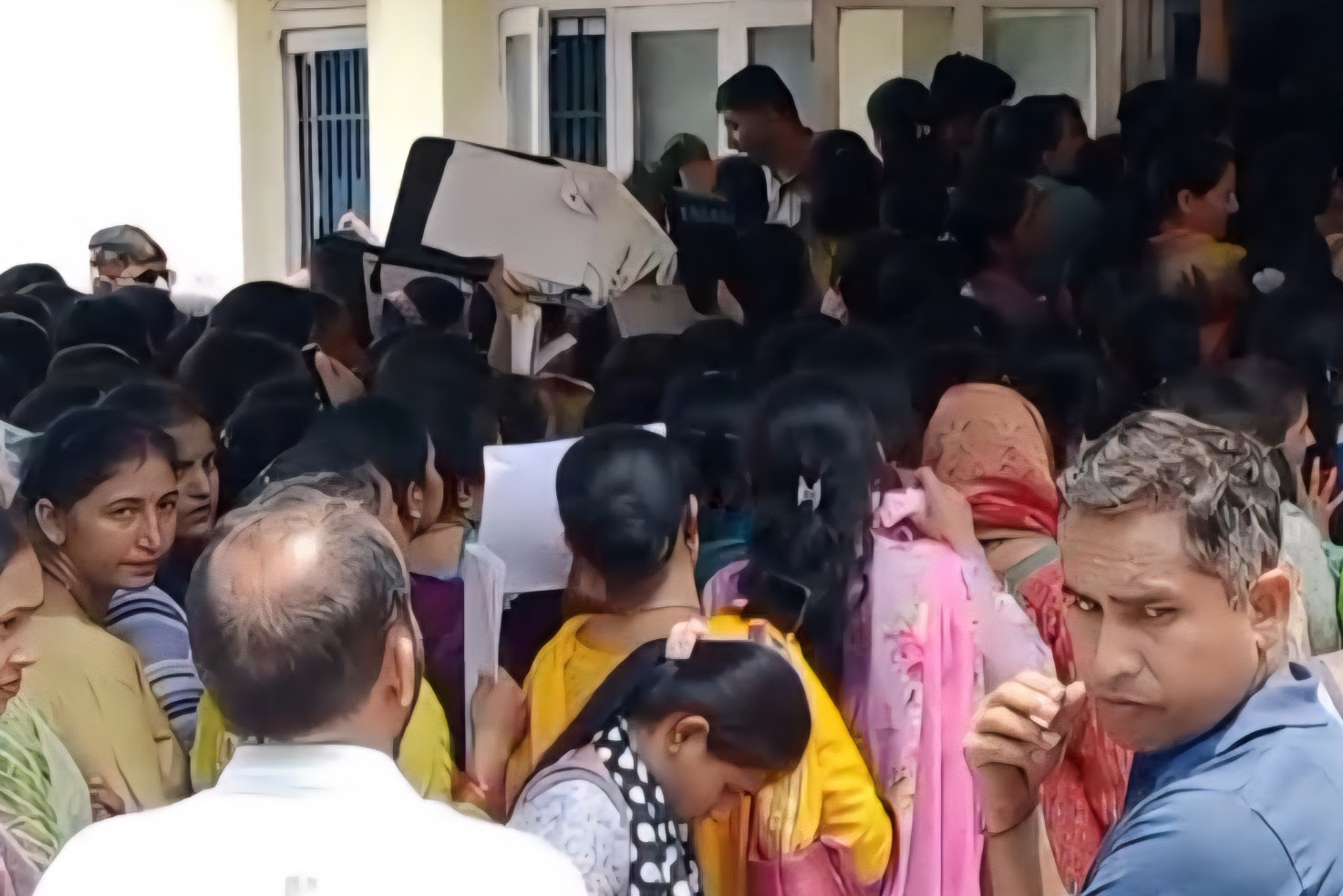 पांवटा साहिब में एनटीटी वॉक-इन इंटरव्यू में अव्यवस्था का आलम