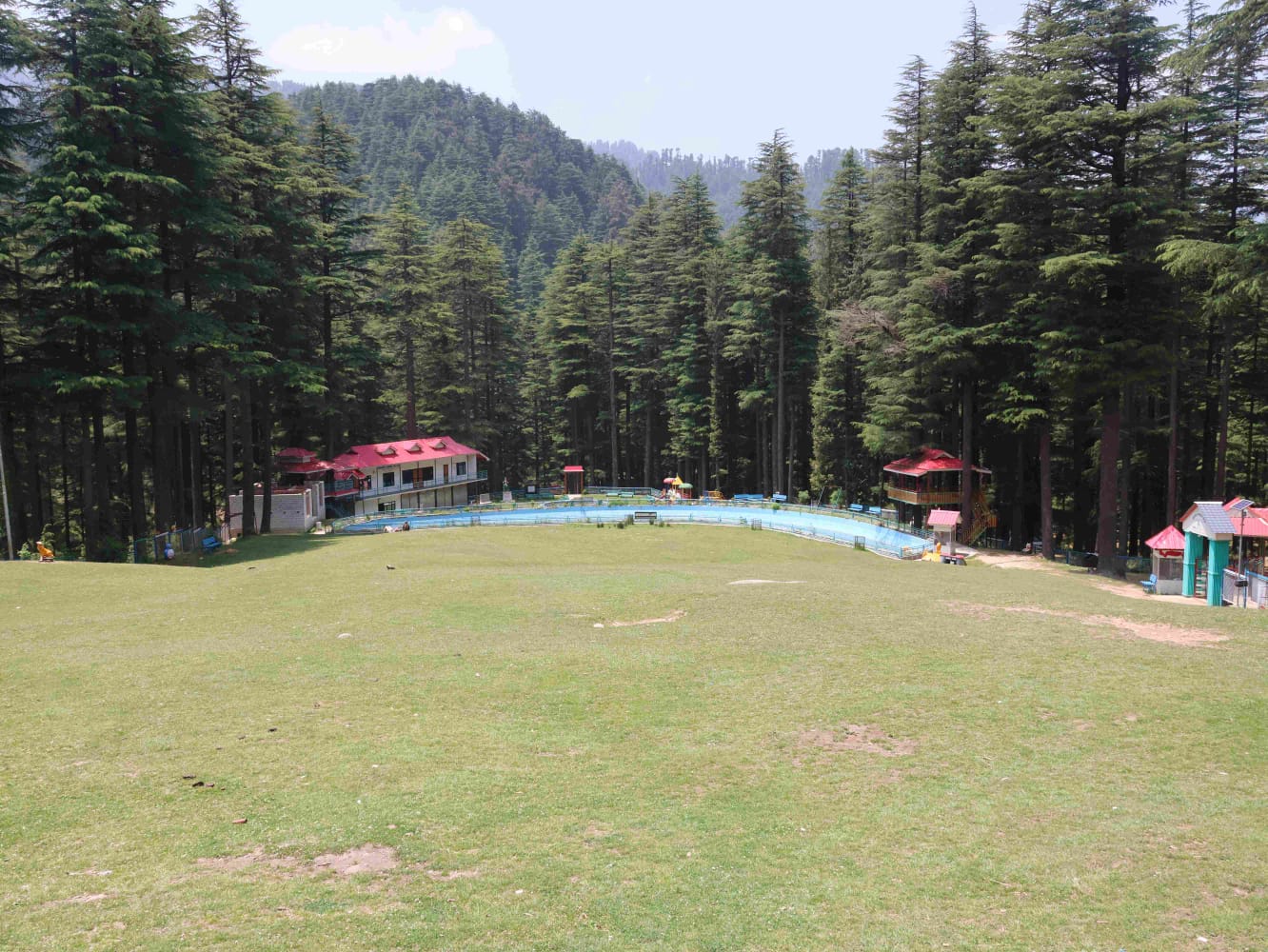 देवदार के घने जंगल में देवीदढ़ का खुला मैदान बना पर्यटकों के आकर्षण का केंद्र