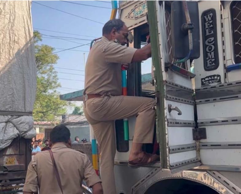 कांगड़ाः वीरता स्थित ग्रोवर ट्रांसपोर्ट ट्रक में मिला ड्राइवर का...