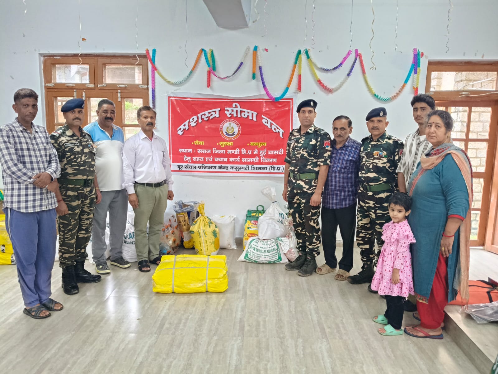 सशस्त्र सीमा बल के जवानों ने दुर्गम गांव बागा, पंग्लयूर, बाड़ा में पहुंचाई आपदा राहत