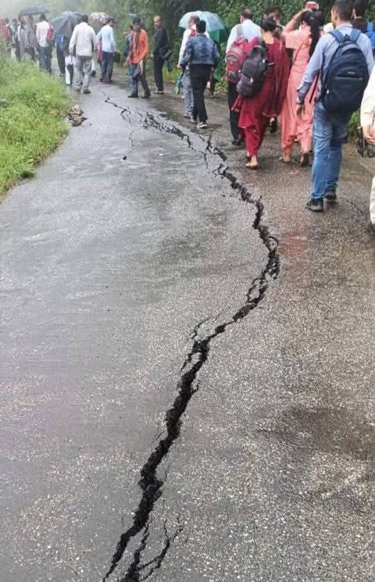 सरकाघाट बाग-मसेरन सड़क पर बनी गहरी दरार, बड़ा हादसा कभी भी संभव