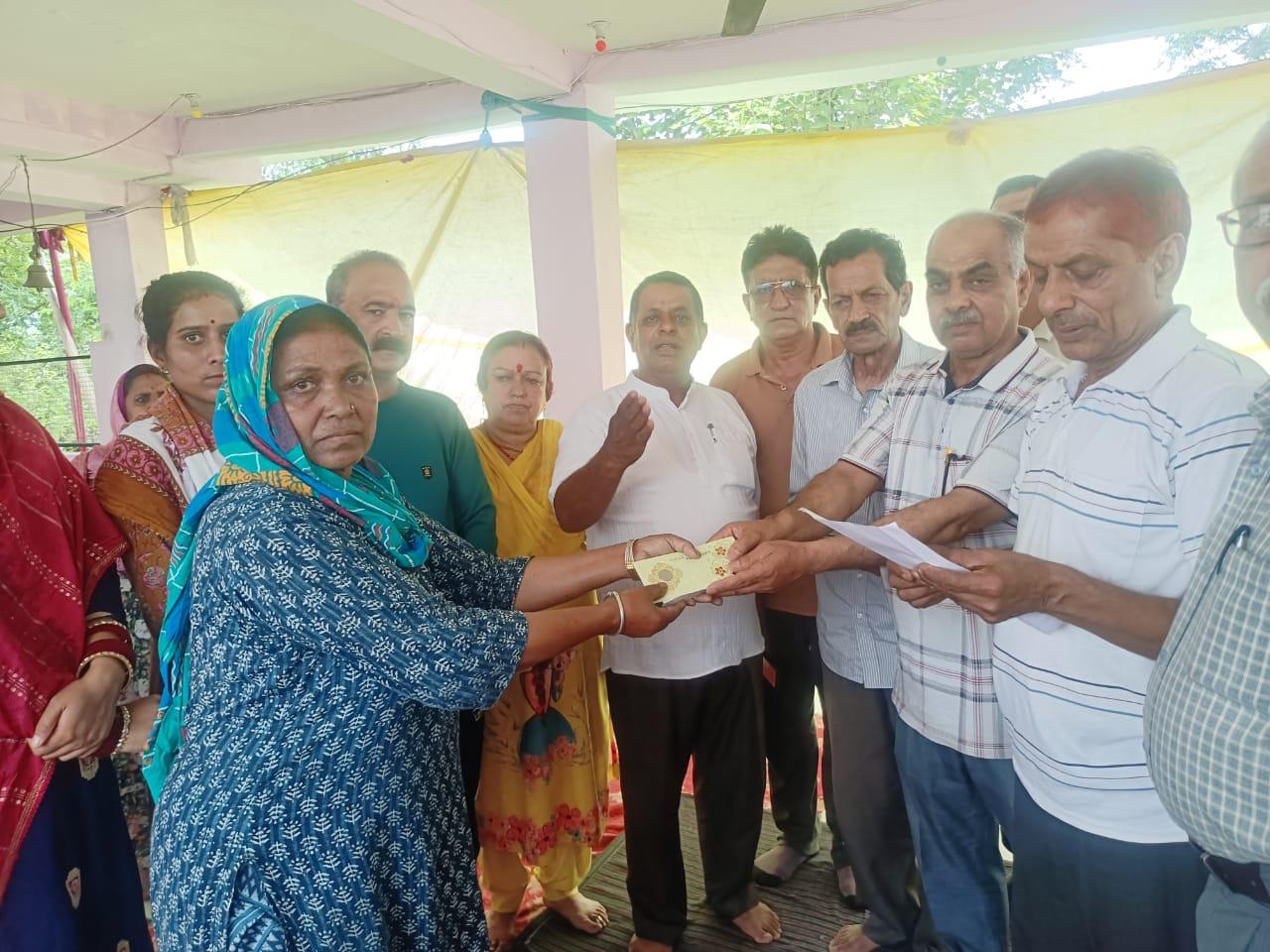 धन्वंतरि स्वास्थ्य मिशन ने स्याठी आपदा पीड़ितों को दी ₹40,000 की आर्थिक मदद और राहत सामग्री, पूर्व मुख्यमंत्री धूमल ने दिया हर संभव सहायता का भरोसा