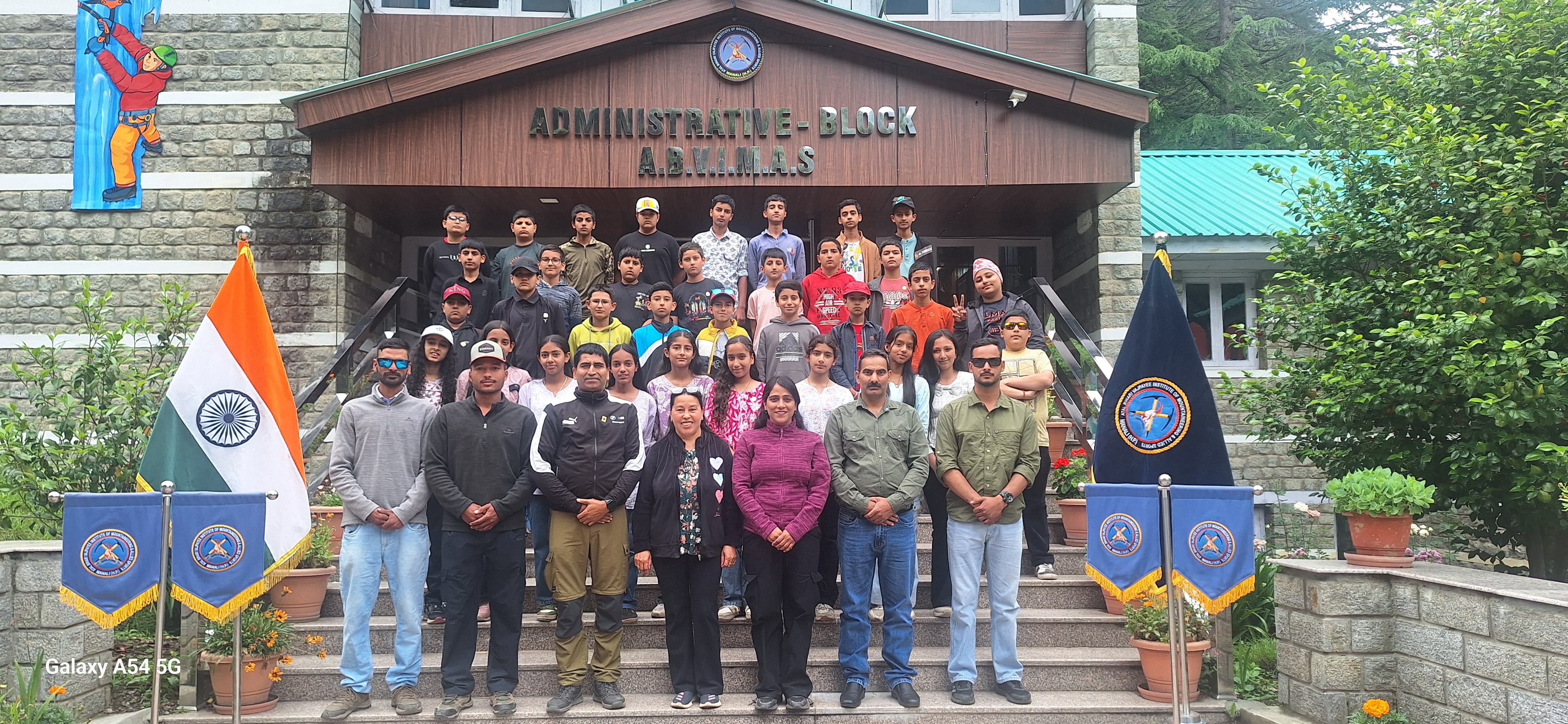 डीएवी सेंटेनरी पब्लिक स्कूल के विद्यार्थियों ने मनाली की वादियों में किया साहसिक प्रशिक्षण