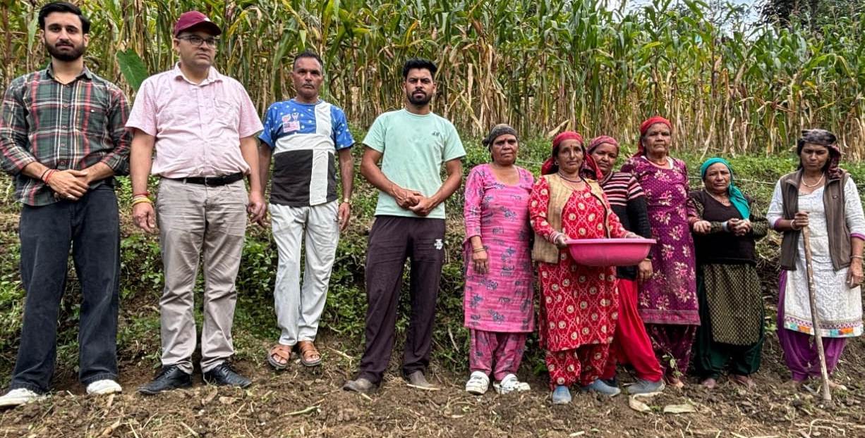 लहसुन वितरण एवं प्रदर्शन कार्यक्रम आयोजित