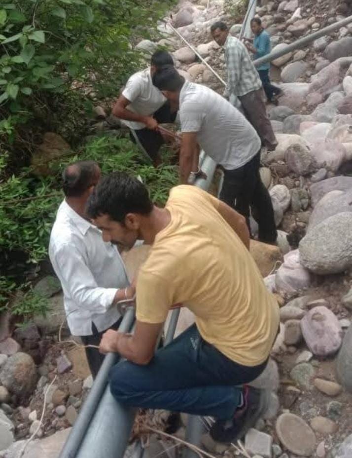 पेयजल आपूर्ति बहाल, जल रक्षकों ने दिखाया समर्पण, सराज विधानसभा क्षेत्र के बागी भनवास पंचायत में फिर से पहुंचा पानी