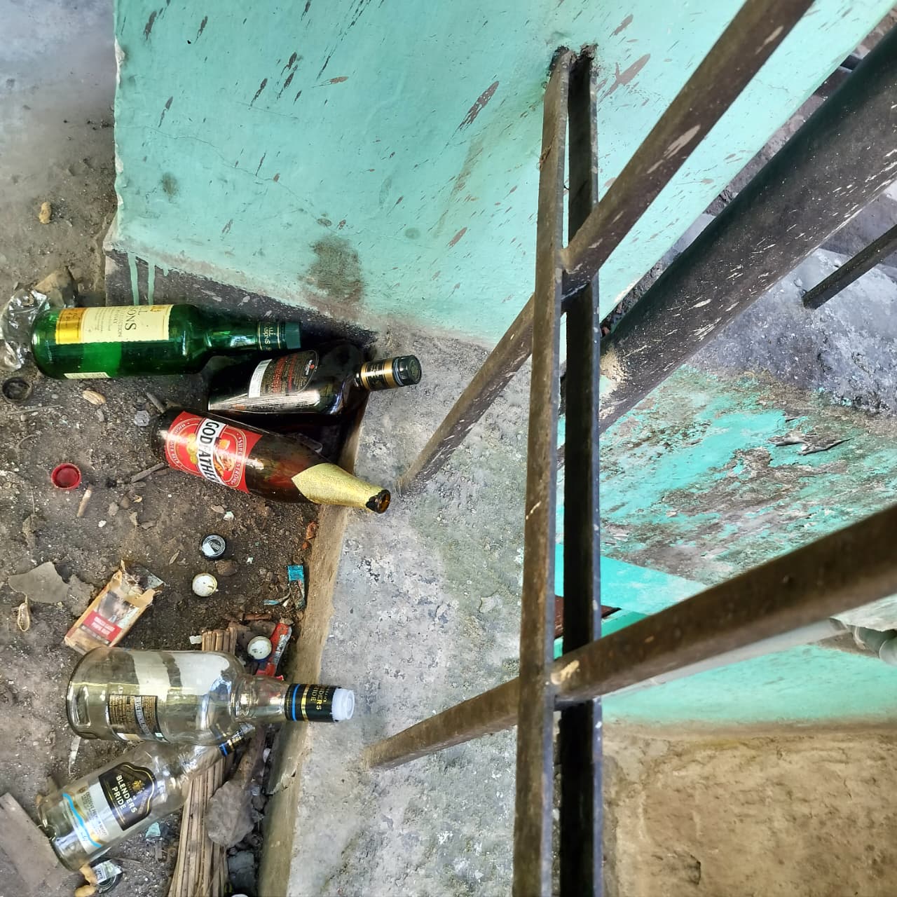 शराब की बोतलों से अटा पड़ा है सब्जी मंडी धनोटू परिसर