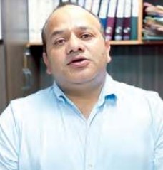 लकड़ी के पुल से गुजरने को मजबूर ग्रामीण, सधारी गांव की डूबती पुल...