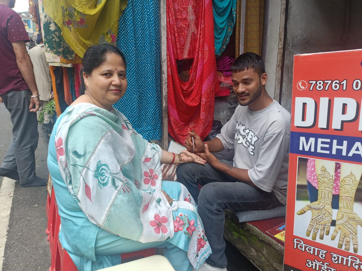 सावन की दस्तक से महका बाजार, मेंहदी-चूड़ियों की बढ़ी मांग