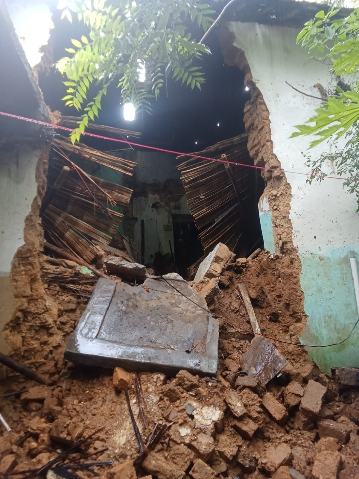 गध्याणी में बारिश से मकान गिरा परिवार का तमाम सामान मलबे में दबा मदद को आगे आई सेवा भारतीय संस्था