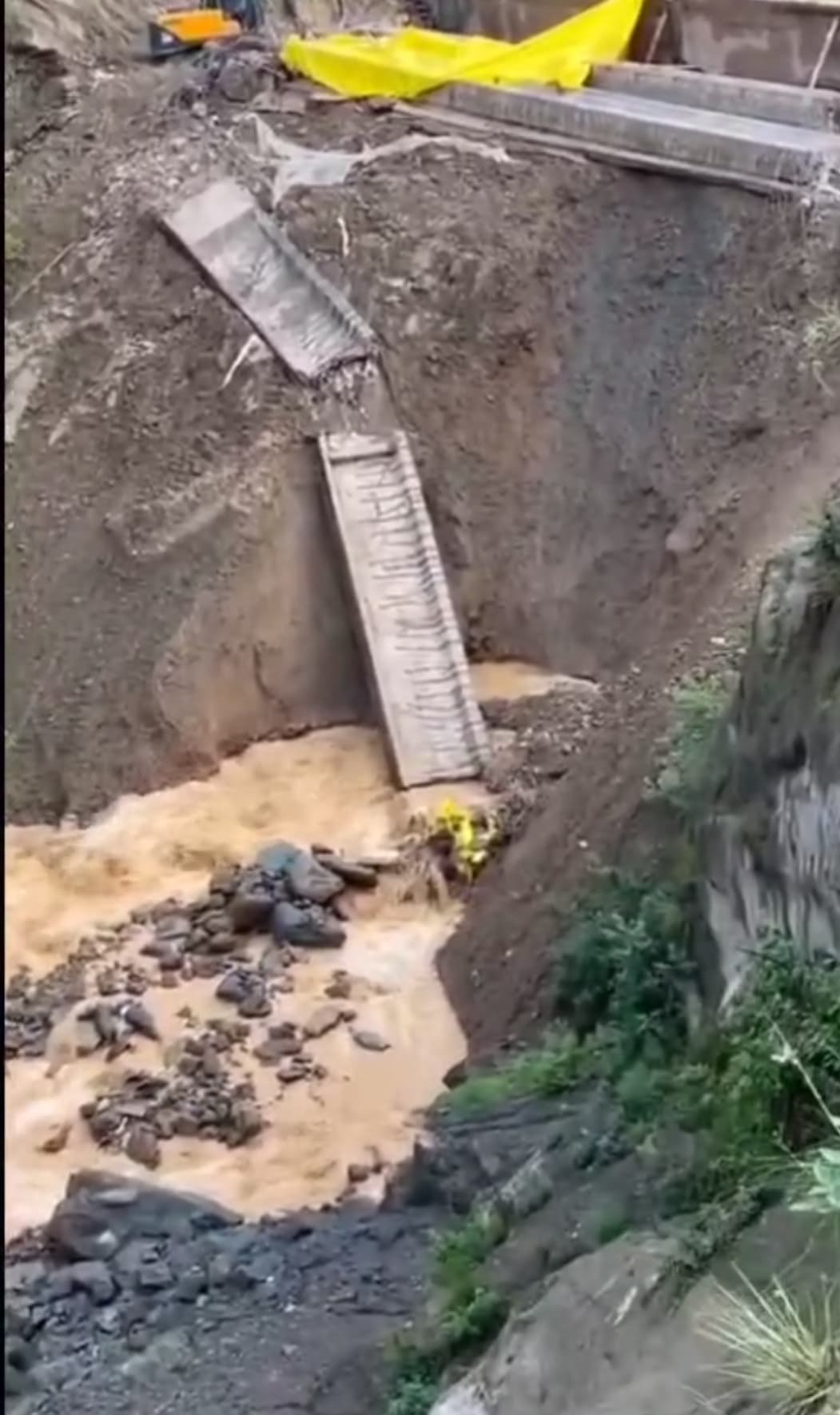 इंजीनियरों की तकनीक से निकला पाडछू डैम का पानी गिरे पुल के गर्डरों की जांच को देर रात पहुंचेगी केंद्र से की टीम 