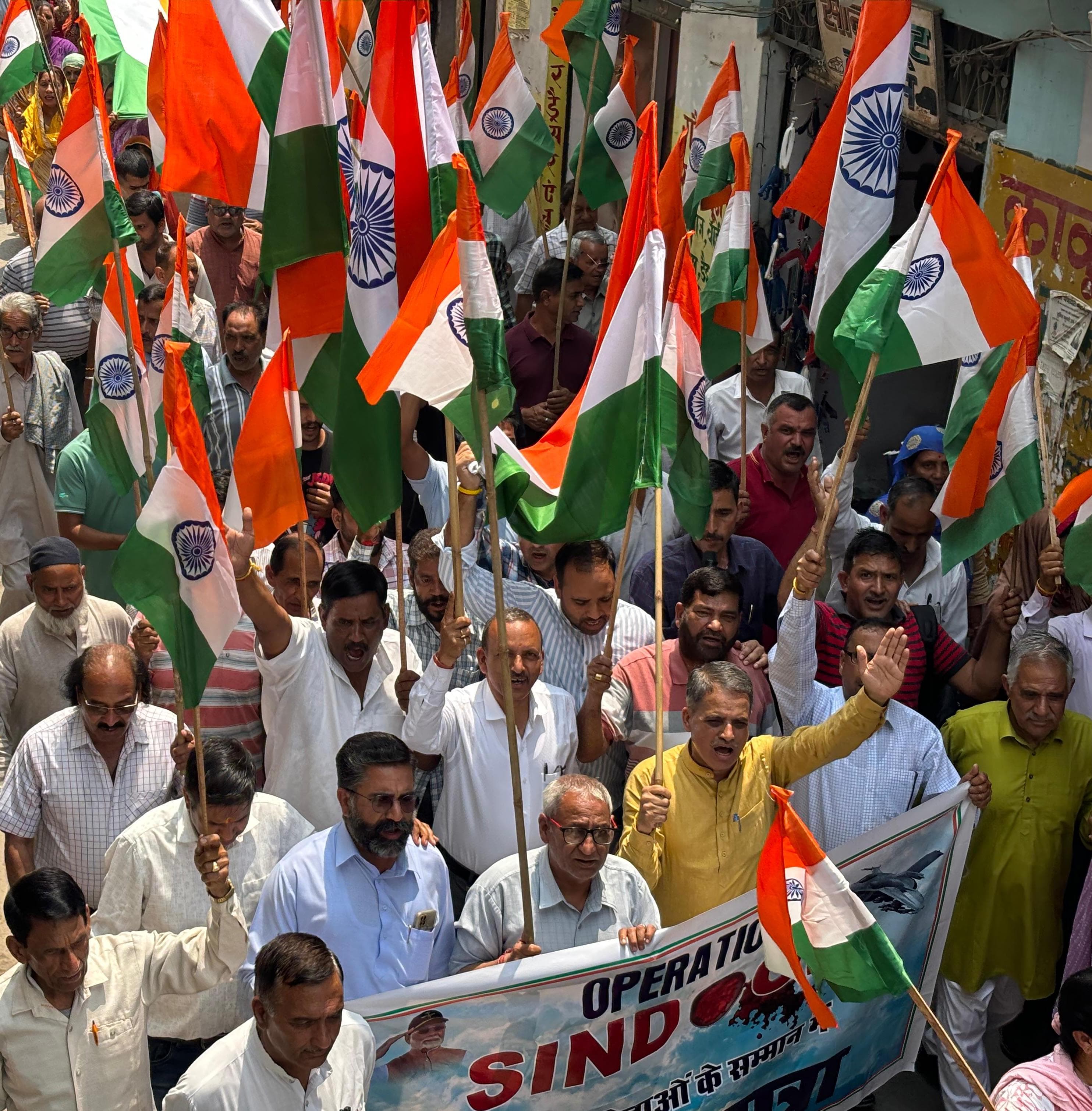 देशभक्ति के नारों से गूंजा बलद्वाड़ा, विधायक दिलीप की अगुवाई में पूर्व सैनिकों और व्यापार मंडल ने लिया तिरंगा यात्रा में भाग