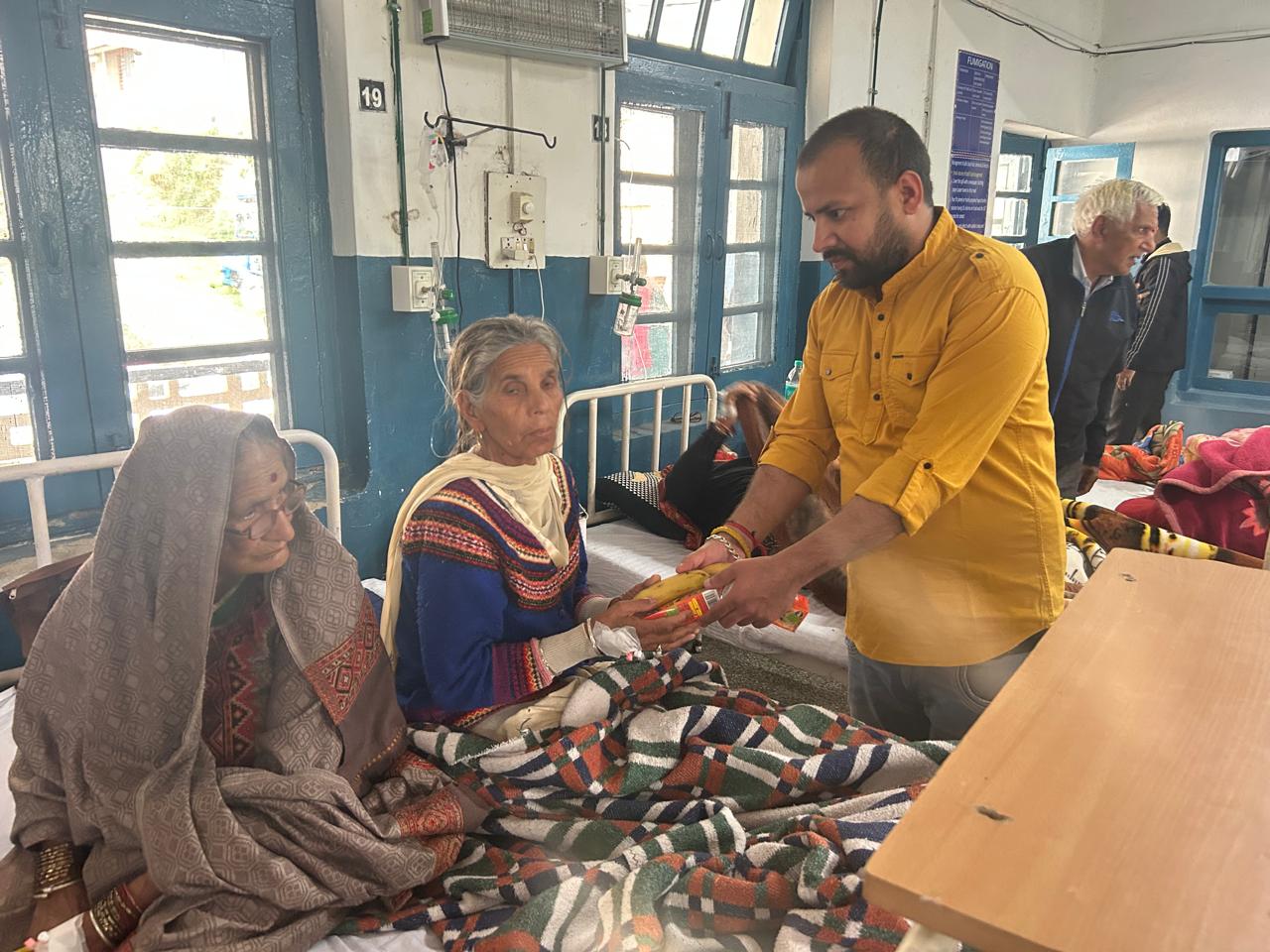 मुख्यमंत्री के जन्मदिन पर युकां ने अस्पताल में बांटे मरीजों को फल