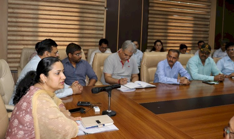 प्रियंका वर्मा ने जिले के सभी विभागाध्यक्षों के साथ बैठक की