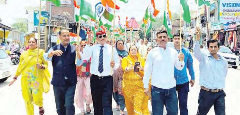 बिलासपुर के कुठेड़ा में निकाली तिरंगा यात्रा