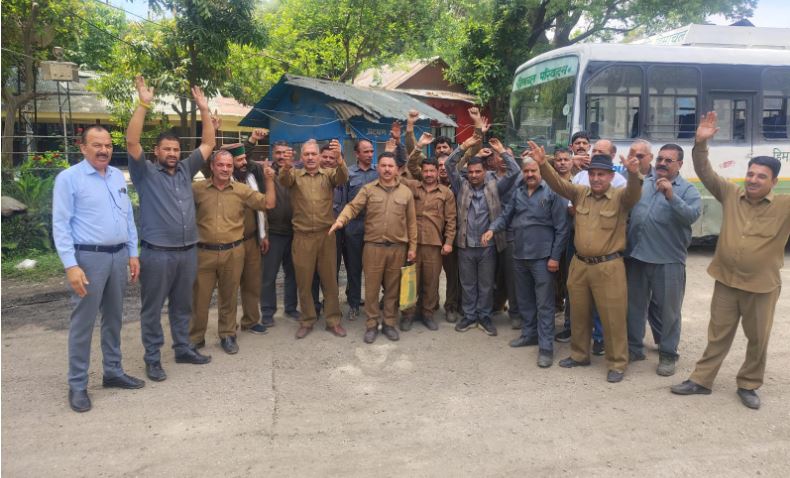 जोगिंद्रनगर में परिचालक पर हमला: सड़कों पर उतरी HRTC ड्राइवर यूनियन, दोषियों पर सख्त कार्रवाई की मांग