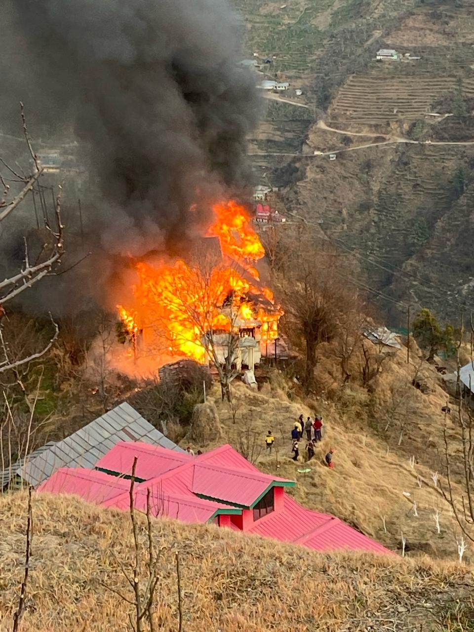 रोहड़ू के कूपड़ी ग्राम पंचायत कटलाह मे भीषण अग्निकांड