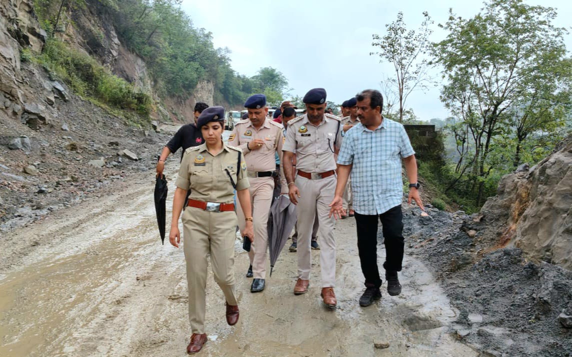 एडीएम और एसपी ने पाड़छु पुल का किया निरीक्षण, राहत कार्यों में तेजी लाने के निर्देश