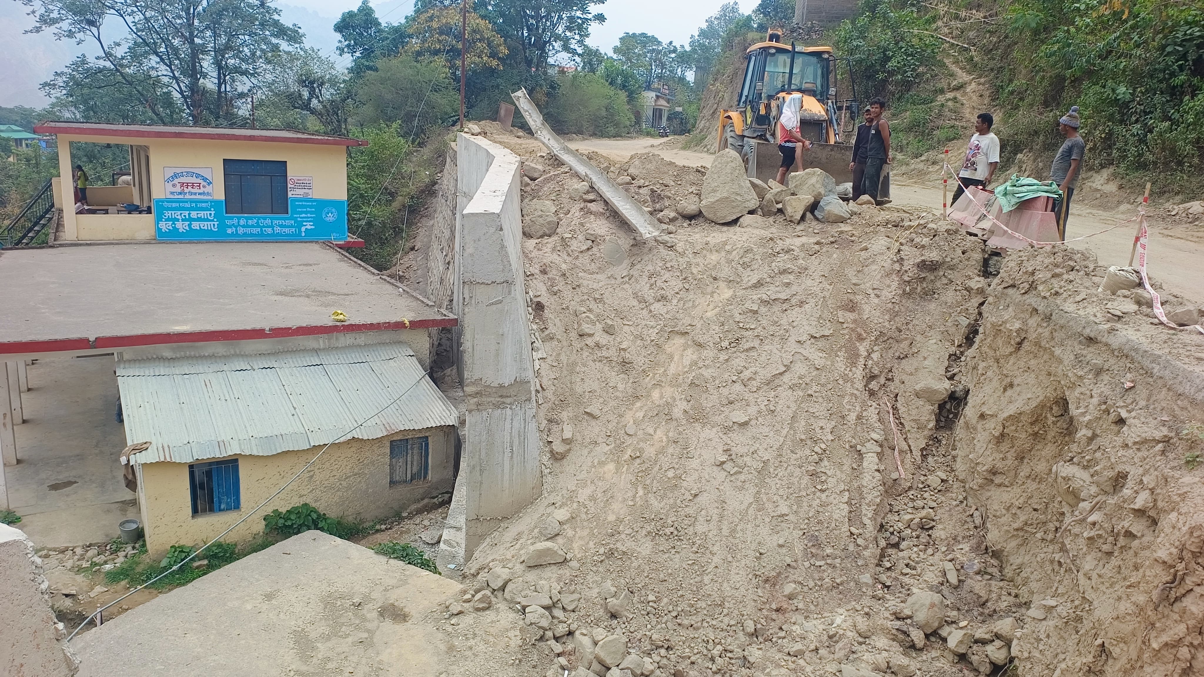 स्कूल  के लिए आठ महीने से रास्ता नहीं, बच्चे छलांगे लगाने के लिए मजबूर