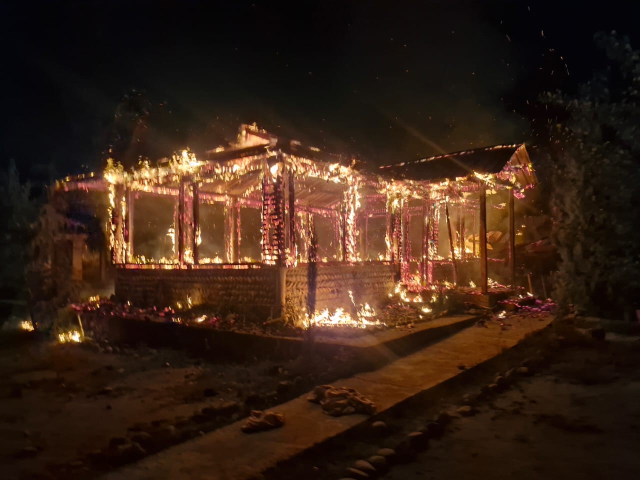 रिवर बीच कैंप साइट जलकर राख, बरोट व मुल्थान में नहीं है अग्निशमन केंद्र