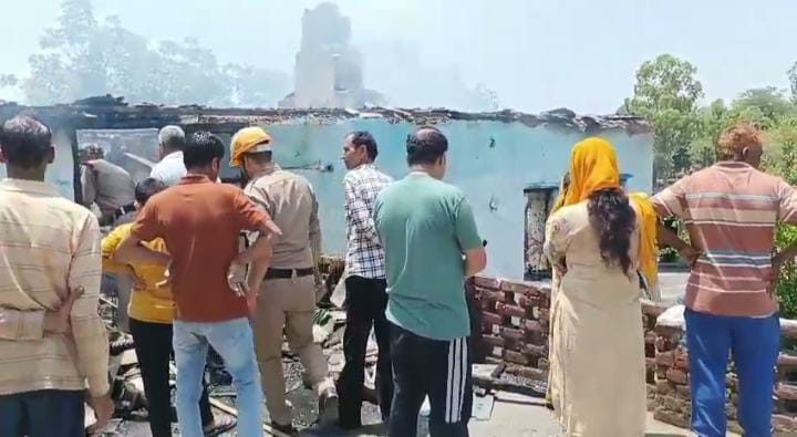 धुरखडी में दो मंजिला स्लेटपोस मकान भीषण अग्निकांड की भेंट चढ़ा, 20 लाख का हुआ नुकसान 