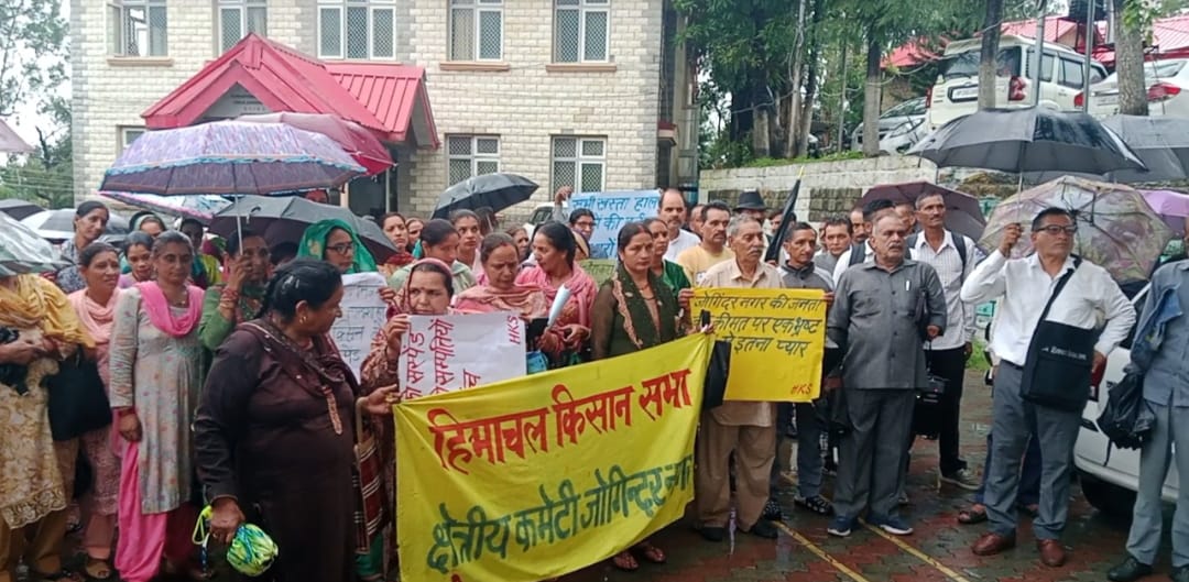 जोगिंद्रनगर में एक्सियन के खिलाफ सैकड़ों ग्रामीणों का प्रदर्शन