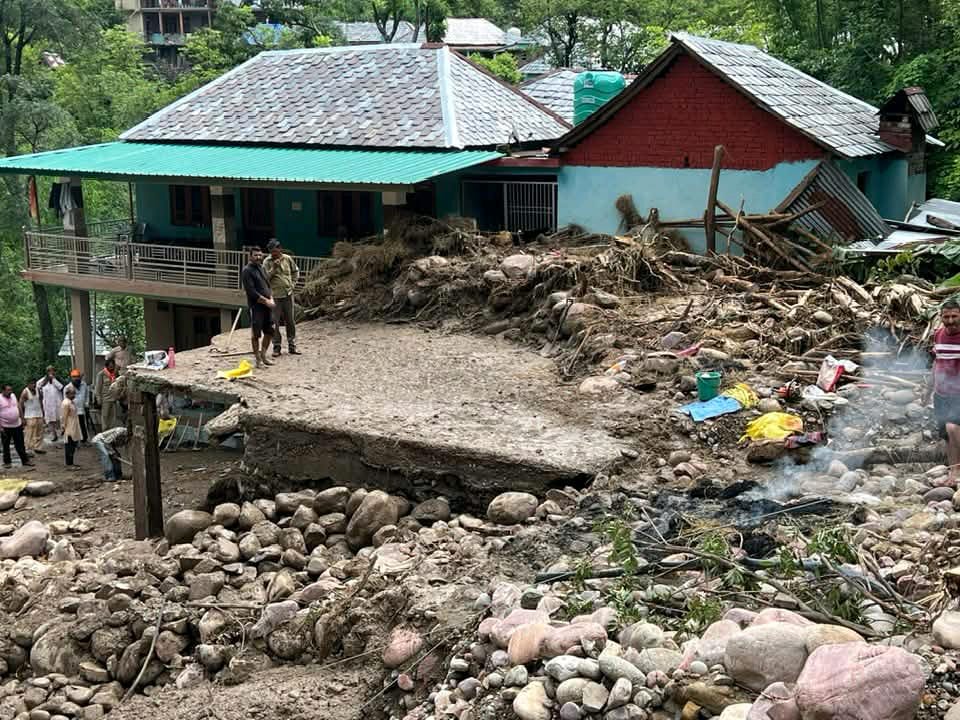  धर्मपुर के तनेहड़ गांव में भूस्खलन का कहर, दो मकान व सात गौशालाएं खतरे में