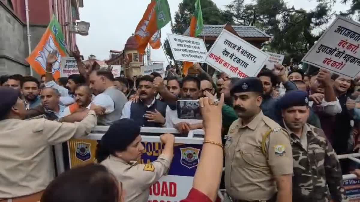 शिमला DC ऑफिस के बाहर BJP और SFI कार्यकर्ताओं के बीच झड़प, धक्का-मुक्की; पुलिस ने संभाला मोर्चा